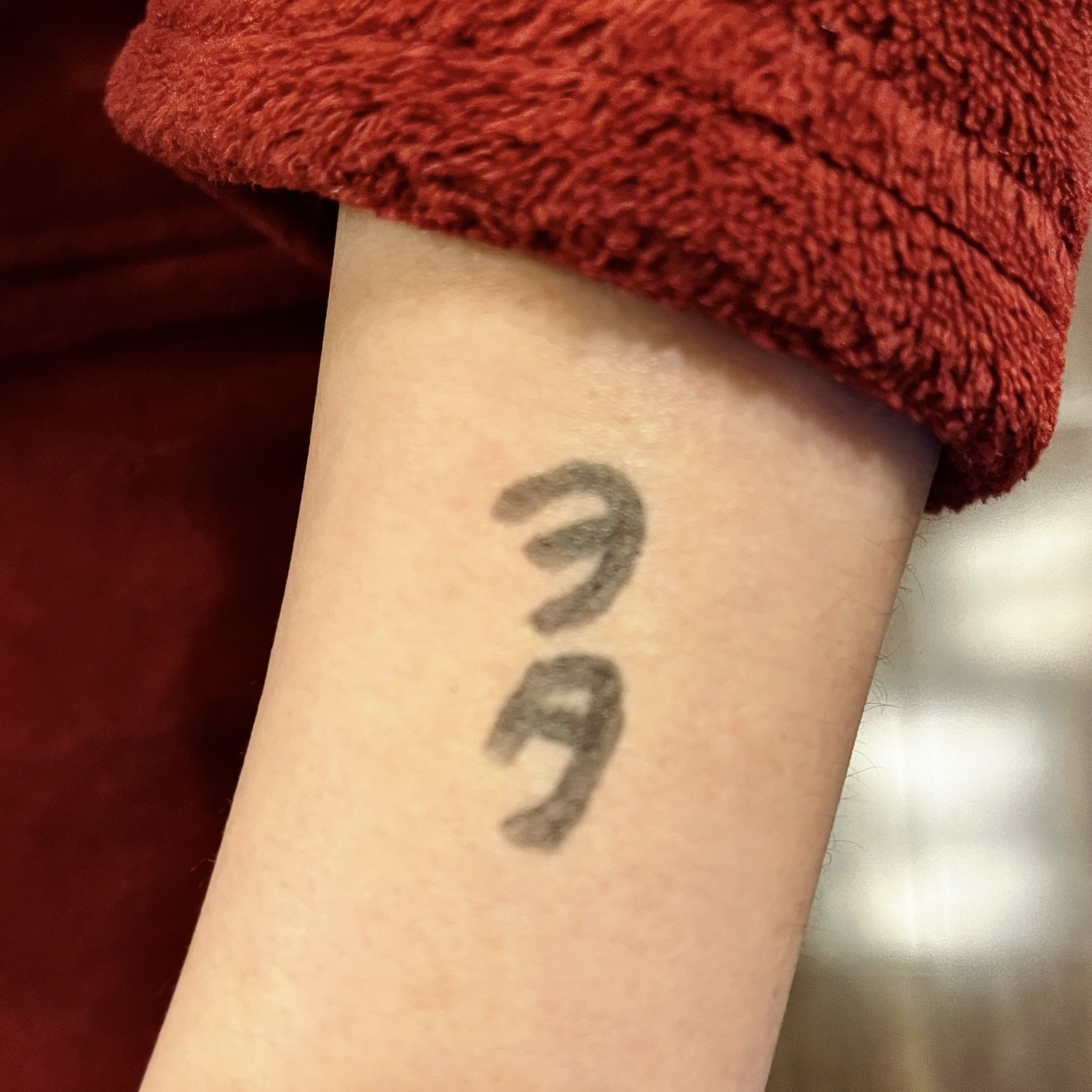 ムーンテッド(MoonTed)の日記より、腕に描いた「ヲタ」の文字