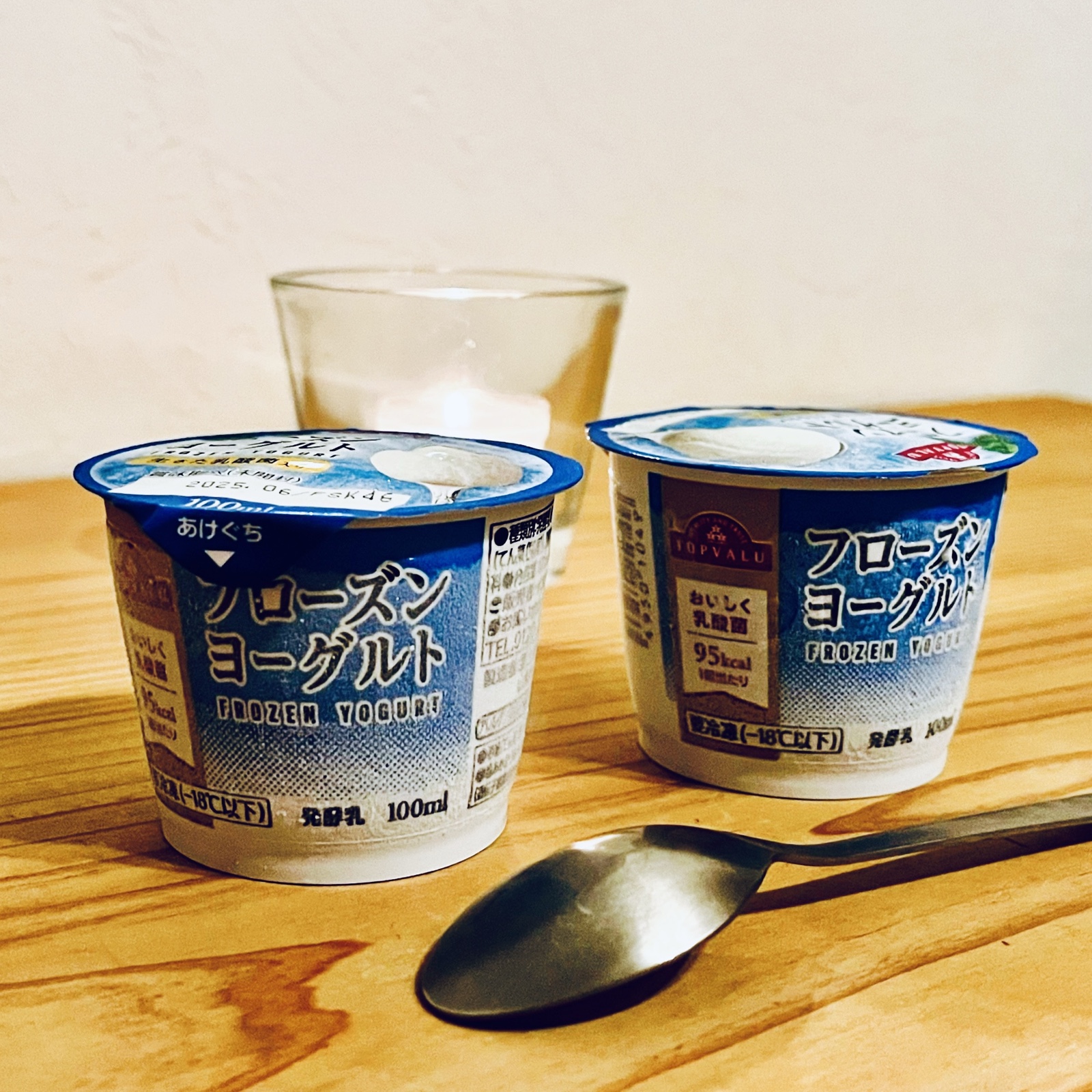 ムーンテッド(MoonTed)の日記より、トップバリューのフローズンヨーグルト2つと、スプーン