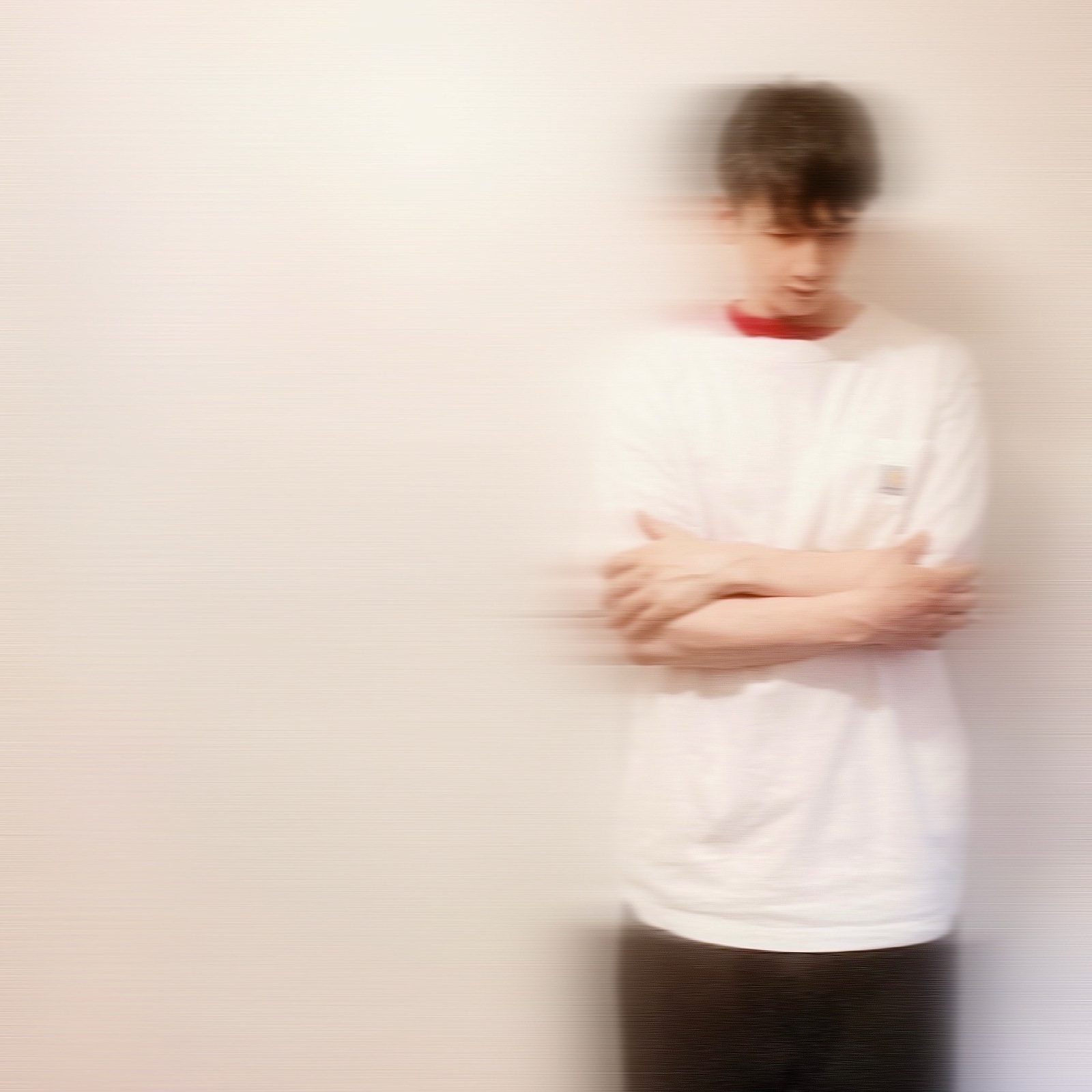 ムーンテッド(MoonTed)の日記より、ぶれた残像のように写る、腕を組んでうつむくムーンテッド(MoonTed)のセラピストAKI