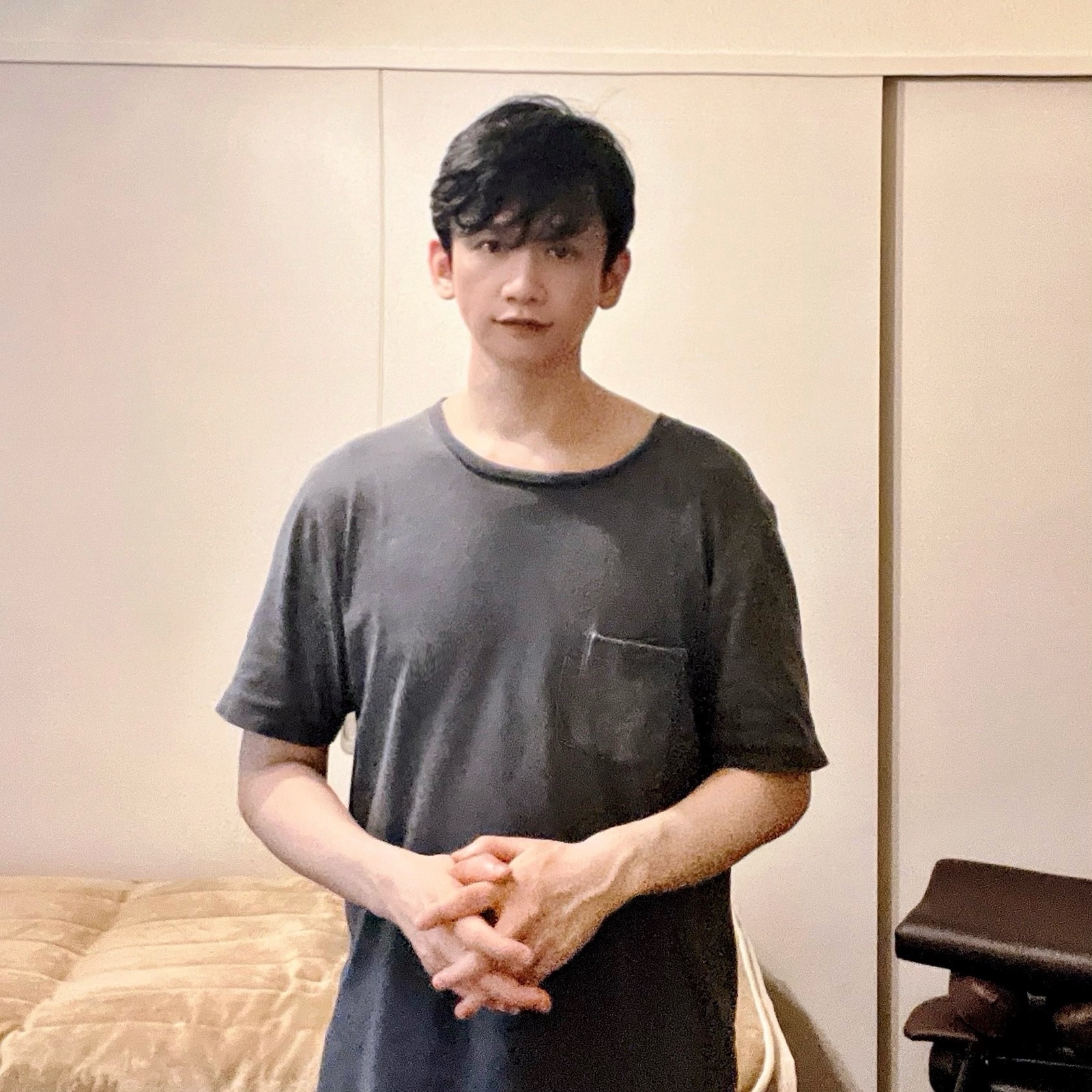 ムーンテッド(MoonTed)の日記より、手を組んで立つムーンテッド(MoonTed)のセラピストAKI。着古したグレーのTシャツ姿