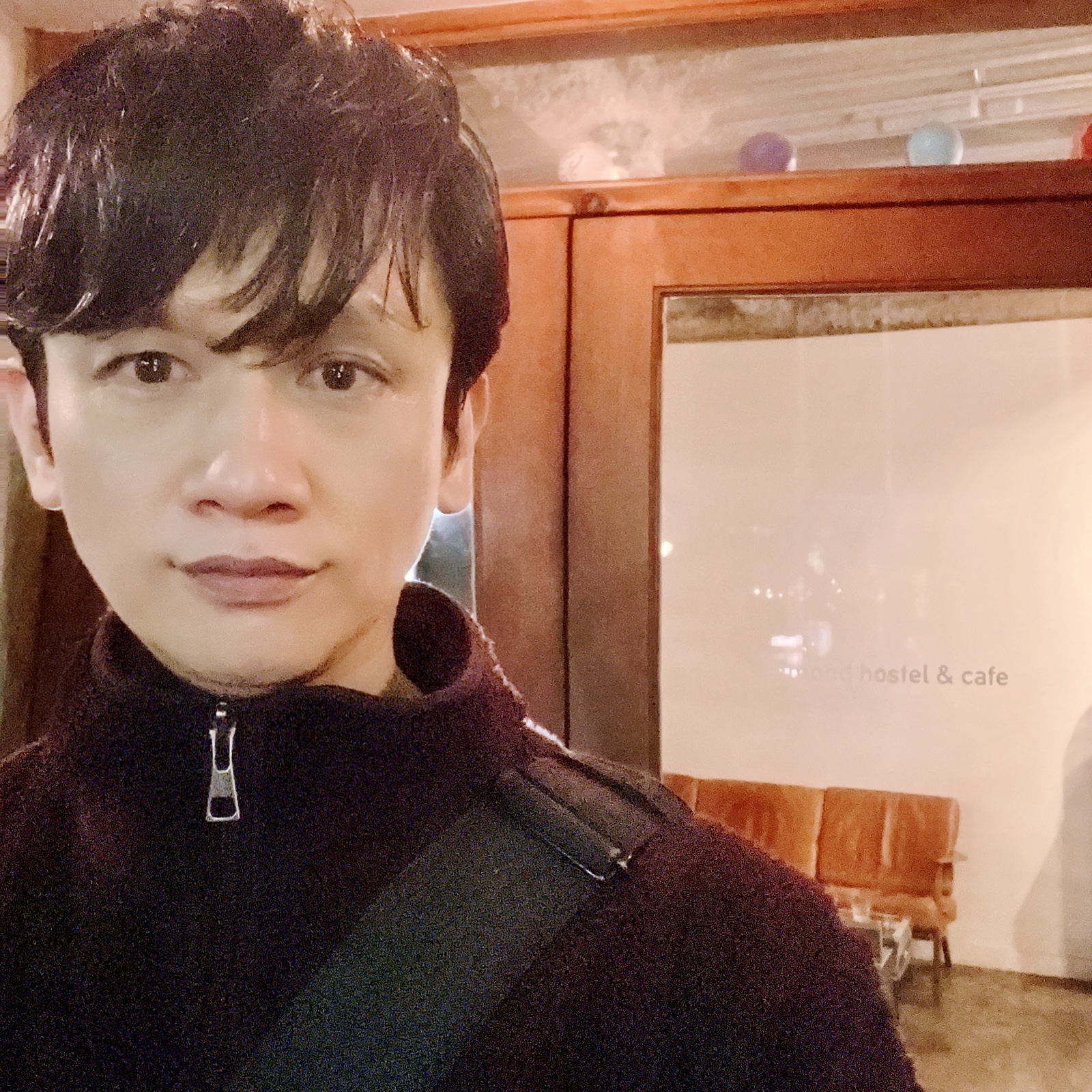 ムーンテッド(MoonTed)の日記より、almond hostel & cafeの入口の前で自撮りするムーンテッド(MoonTed)のセラピストAKI