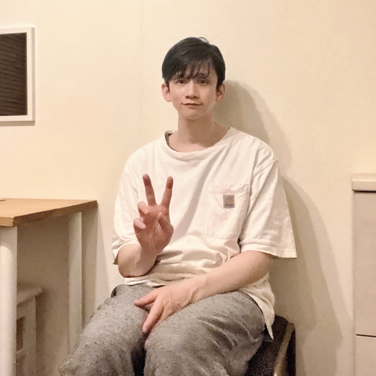ムーンテッド(MoonTed)の日記より、椅子に座ってピースサインをするムーンテッド(MoonTed)のセラピストAKI。白いTシャツ姿