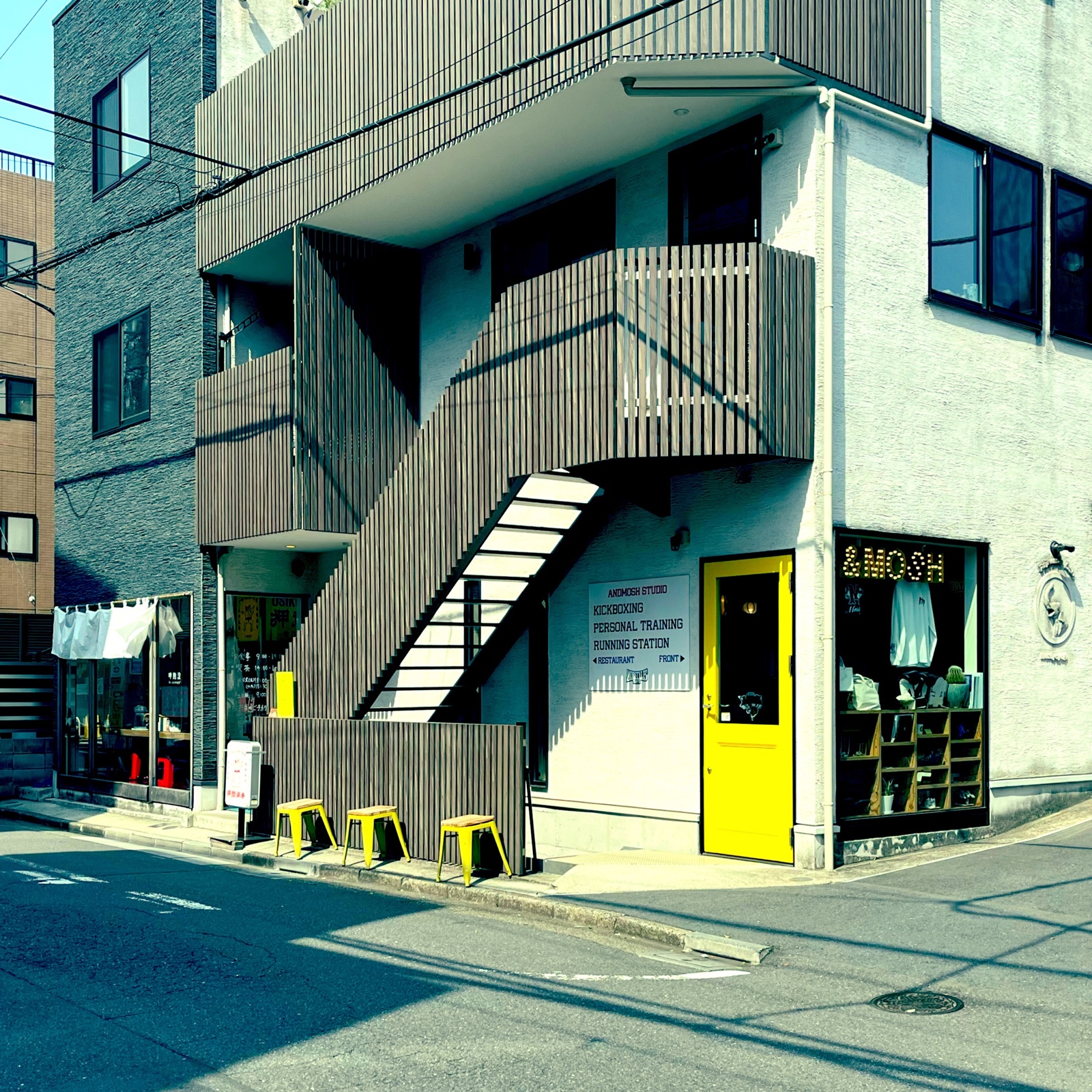 ムーンテッド(MoonTed)の日記より、黄色い扉のトレーニングスタジオ「&MOSH」と、隣の屋台のような台湾料理屋「押競満寿」