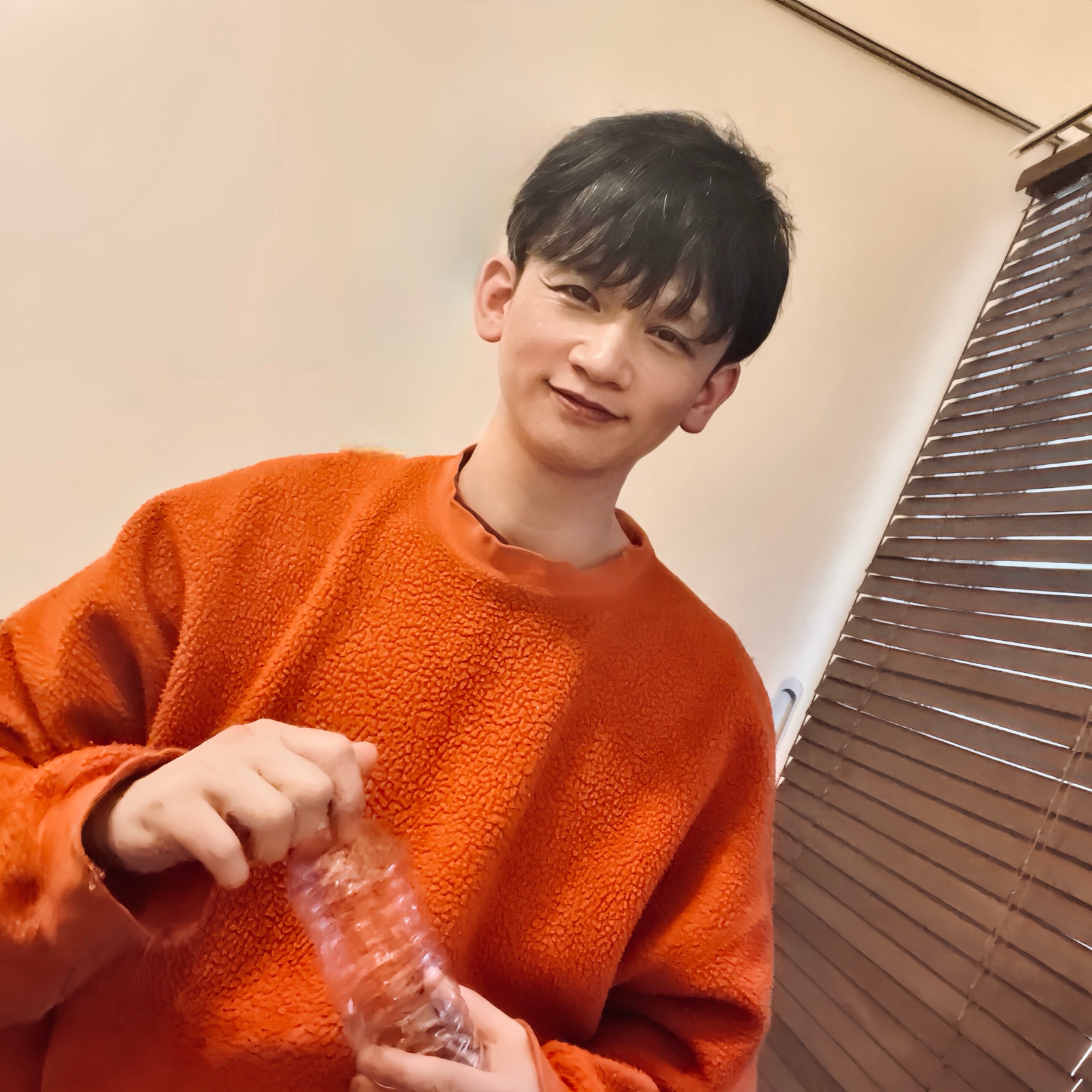 ムーンテッド（MoonTed）の日記より、髪を切ったあと、ペットボトルを手に笑うムーンテッド（MoonTed）のセラピストAKI