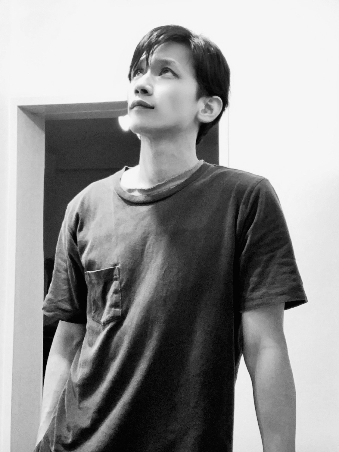 ムーンテッド(MoonTed)の日記より、斜め上を見上げるムーンテッド(MoonTed)のセラピストAKI。モノクロ写真