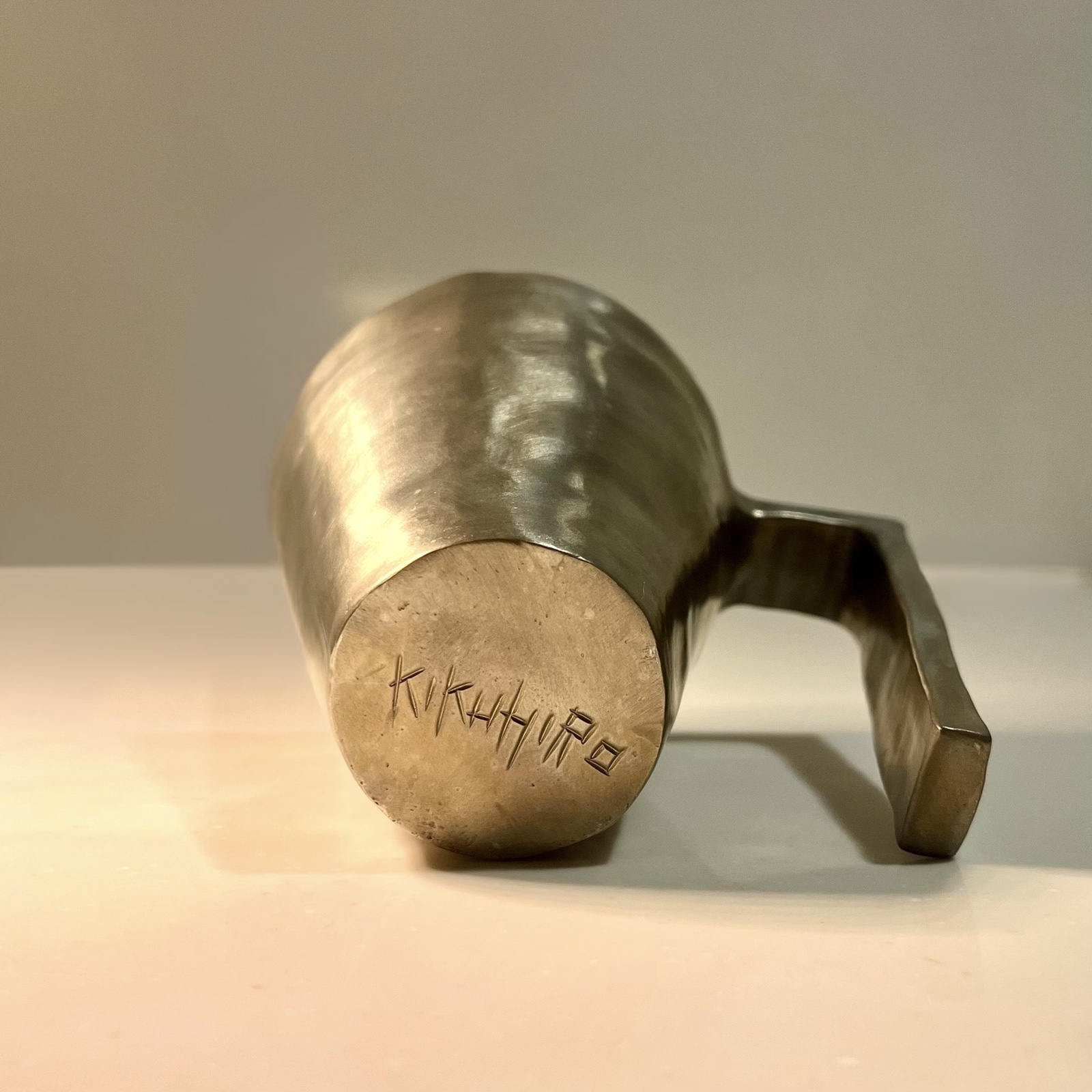 ムーンテッド(MoonTed)の日記より、マグカップの底に刻まれた銘「KIKUHIRO」