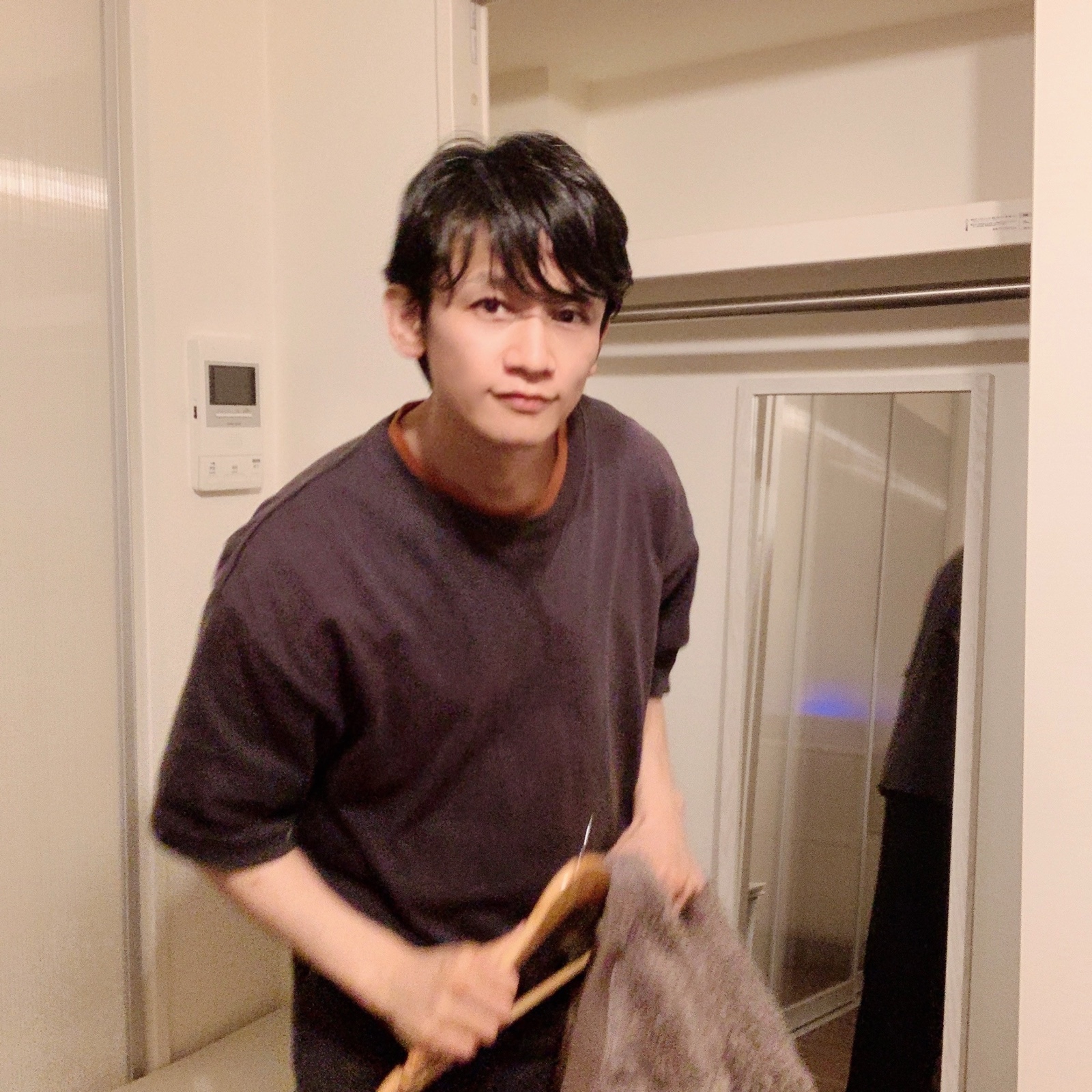 ムーンテッド(MoonTed)の日記より、ハンガーとタオルを手にするムーンテッド(MoonTed)のセラピストAKI。こげ茶のTシャツ姿