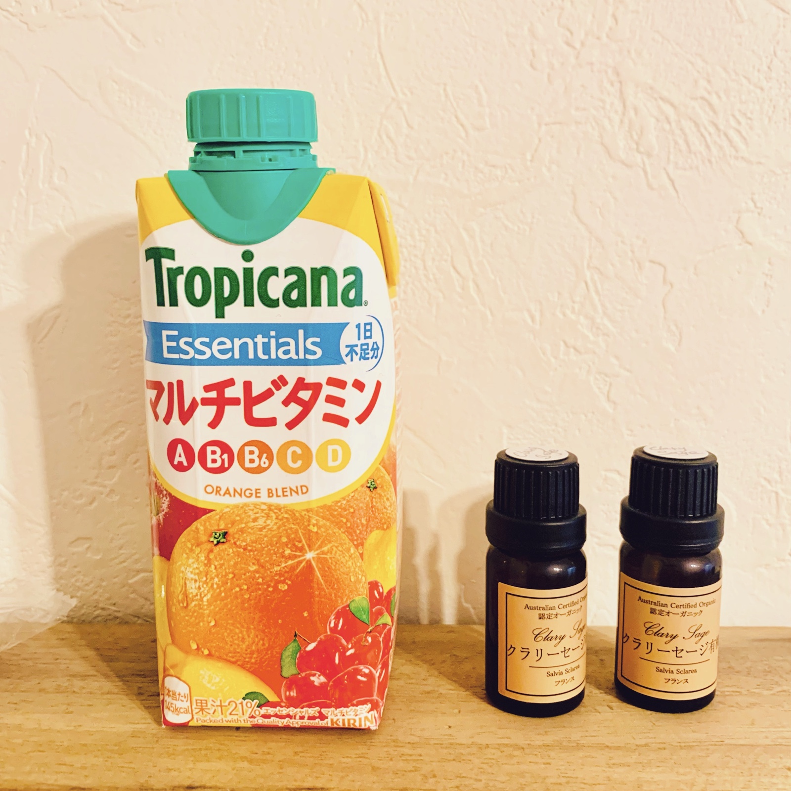 ムーンテッド(MoonTed)の日記より、トロピカーナ エッセンシャルズのマルチビタミン飲料と、クラリセージの精油2本
