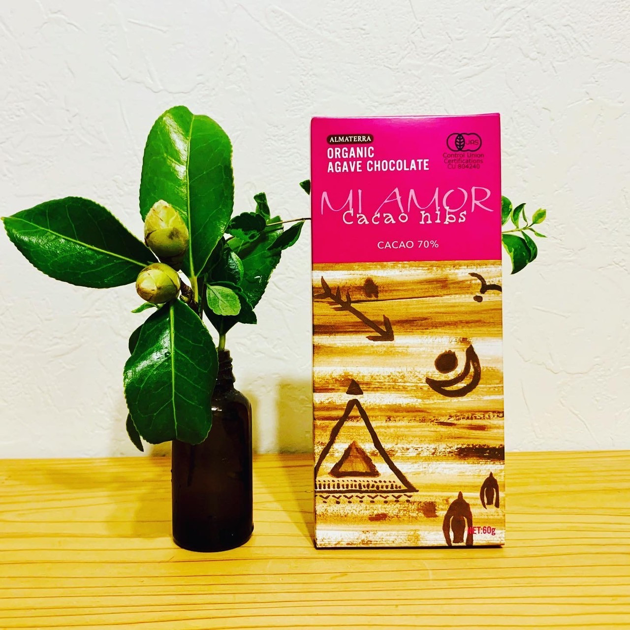 ムーンテッド(MoonTed)の日記より、アルマテラの有機アガベチョコレート「MI AMOR cacao nibs」。横に遮光瓶に挿した枝葉