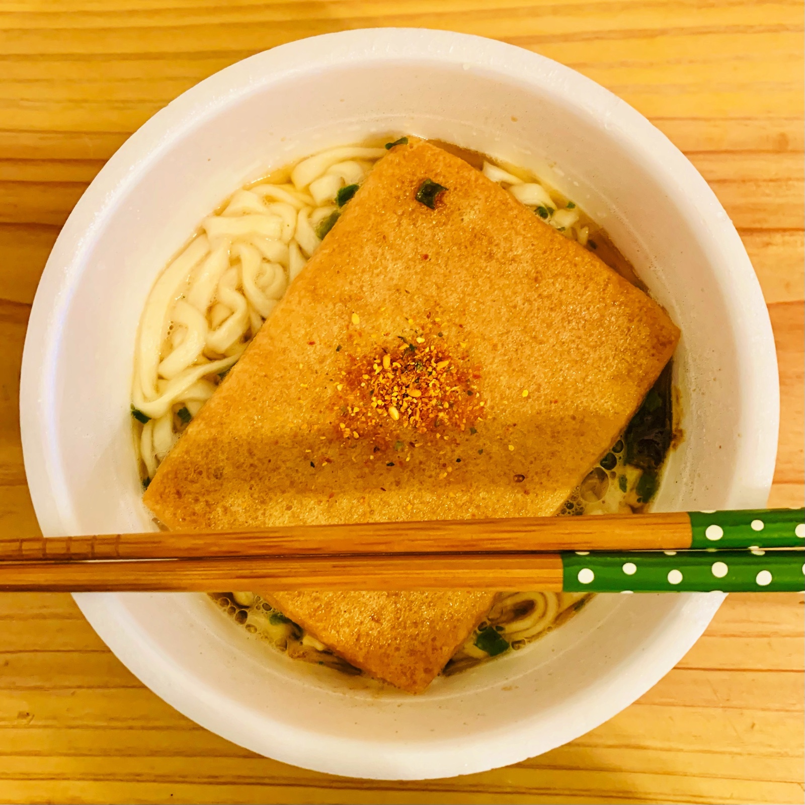 ムーンテッド(MoonTed)の日記より、どん兵衛のきつねうどん。大きなお揚げに七味、上に箸