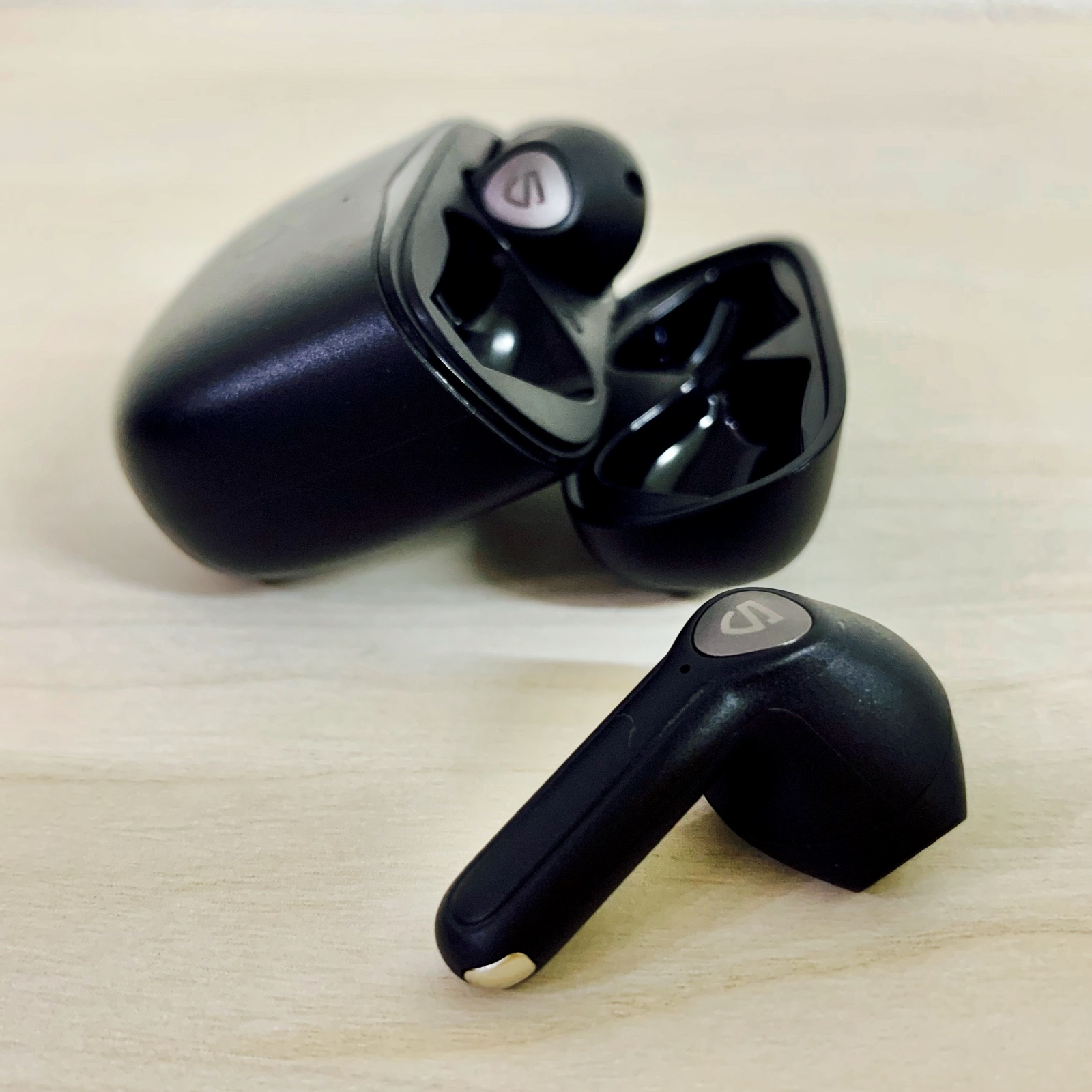 ムーンテッド（MoonTed）の日記より、SoundPEATS Air3のワイヤレスイヤホンと、ふたの開いた充電ケース