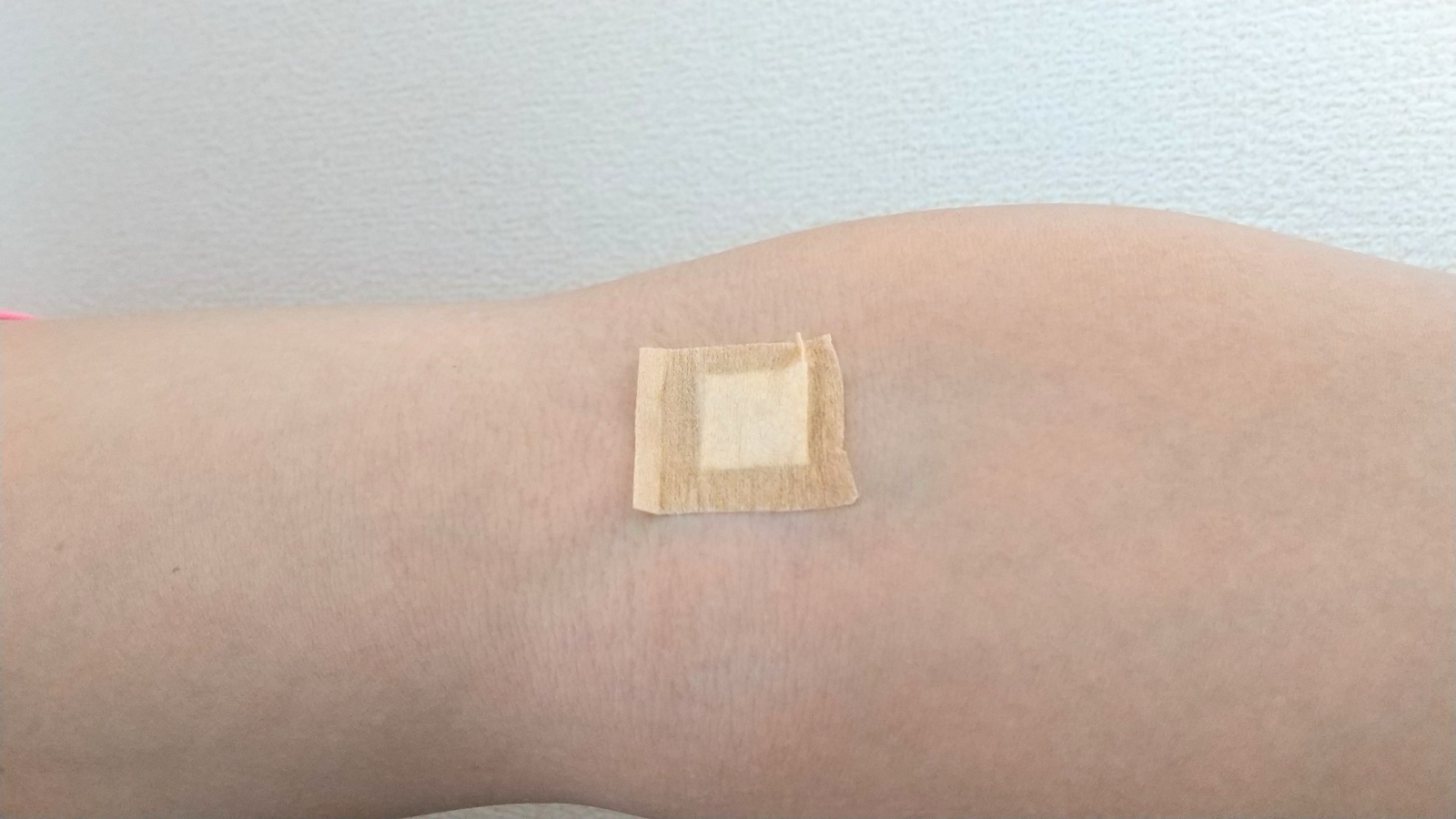ムーンテッド(MoonTed)の日記より、採血のあと、腕に貼られた絆創膏