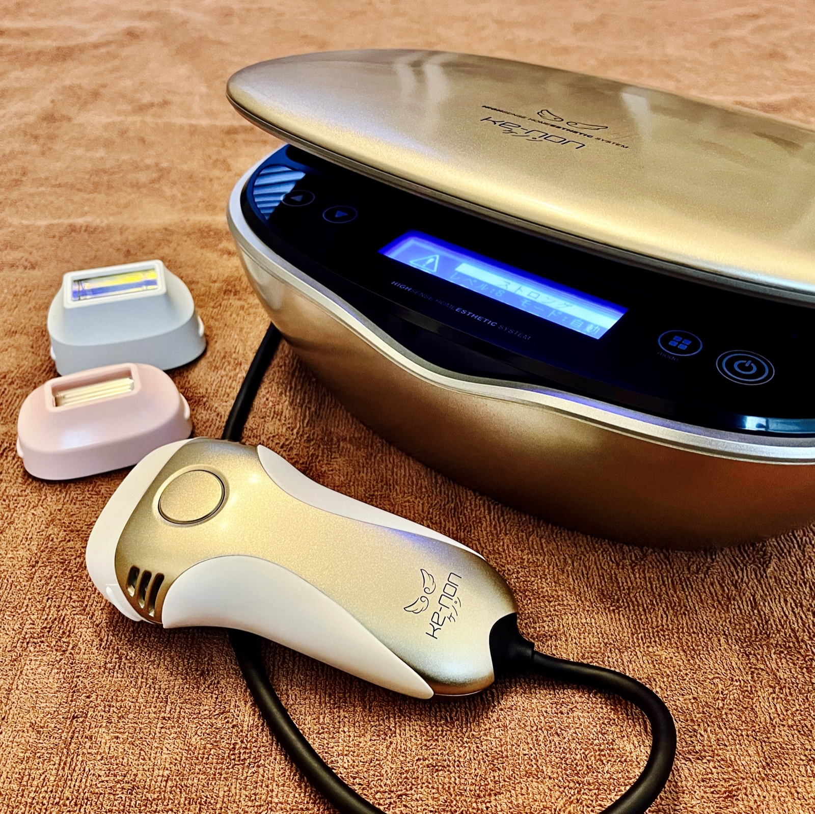 ムーンテッド(MoonTed)の日記より、ケノンの家庭用脱毛器。本体とハンドピース、交換用のカートリッジ