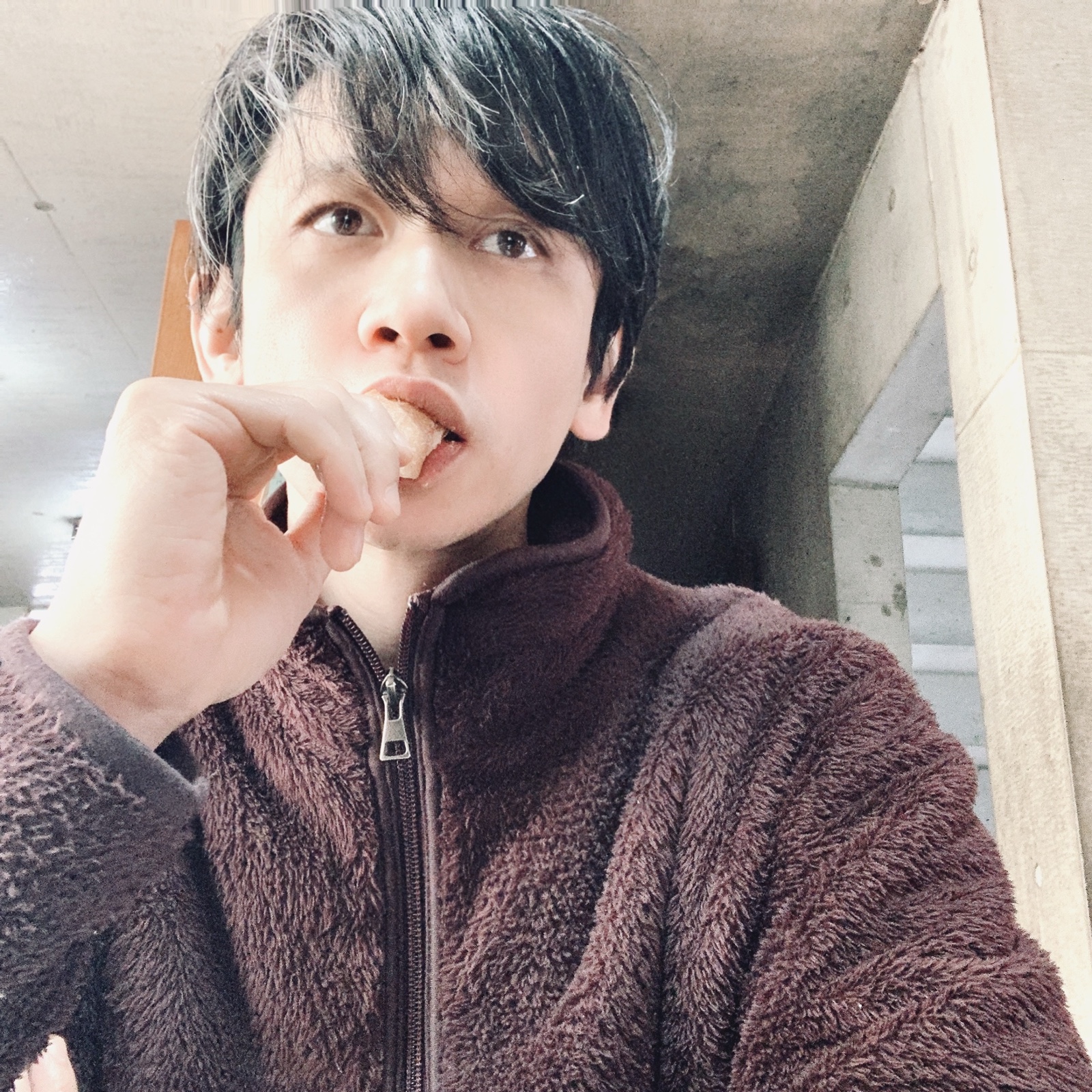 ムーンテッド(MoonTed)の日記より、紫のフリースジャケット姿で、何かを口にするムーンテッド(MoonTed)のセラピストAKI