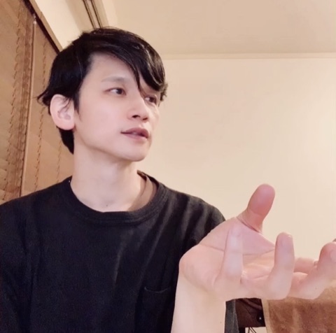 ムーンテッド（MoonTed）の日記より、手ぶりを交えて話すムーンテッド（MoonTed）のセラピストAKI。黒いTシャツ姿