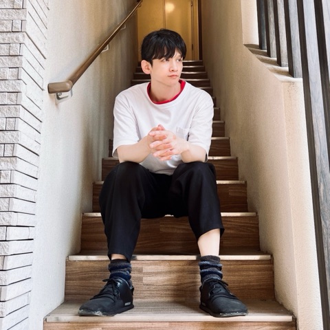 ムーンテッド（MoonTed）の日記より、マンションの階段に座るムーンテッド（MoonTed）のセラピストAKI。白いTシャツに黒いパンツ姿