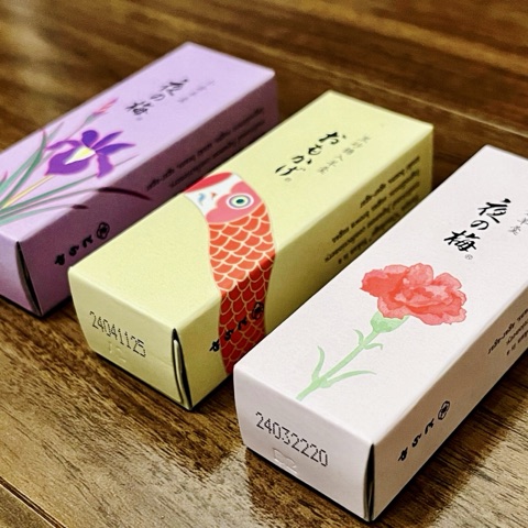 ムーンテッド（MoonTed）の日記より、とらやの小形羊羹の5月限定パッケージ。あやめ、鯉のぼり、カーネーションの絵柄
