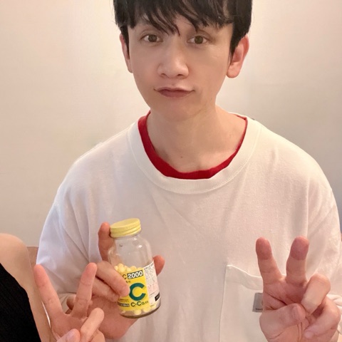 ムーンテッド（MoonTed）の日記より、ビタミンC2000のボトルを手にピースするムーンテッド（MoonTed）のセラピストAKI。隣にお客様のピースサイン