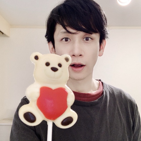 ムーンテッド（MoonTed）の日記より、赤いハートを抱えたクマのホワイトチョコの棒つきキャンディーを手にするムーンテッド（MoonTed）のセラピストAKI
