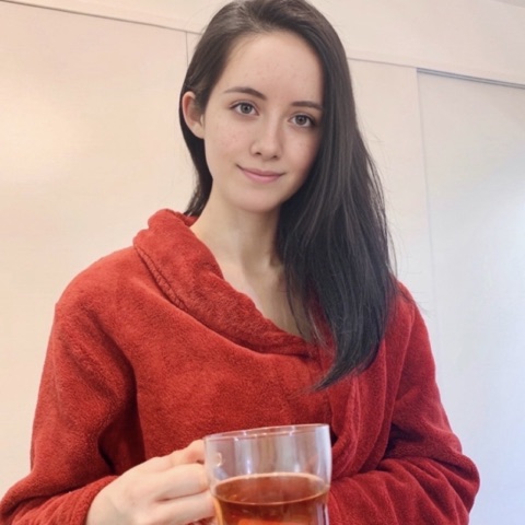 ムーンテッド（MoonTed）の日記より、パリから来たジョアンナさん。赤いガウン姿で、紅茶のグラスを手に微笑む