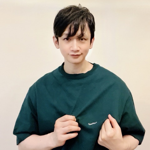ムーンテッド（MoonTed）の日記より、深緑のジムフレックスのTシャツを着て、胸元をつまむムーンテッド（MoonTed）のセラピストAKI