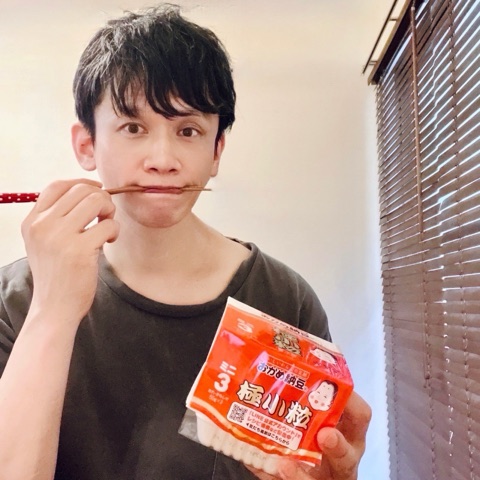 ムーンテッド（MoonTed）の日記より、おかめ納豆「極小粒」の3パックを手に、箸で納豆を食べるムーンテッド（MoonTed）のセラピストAKI