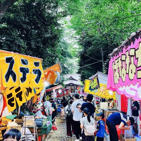 ムーンテッド（MoonTed）の日記より、代々木八幡宮の例大祭。参道に並ぶ露店と人々