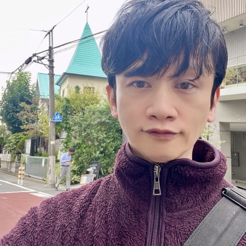 ムーンテッド（MoonTed）の日記より、代々木教会の前で自撮りするムーンテッド（MoonTed）のセラピストAKI。紫のフリースジャケット姿