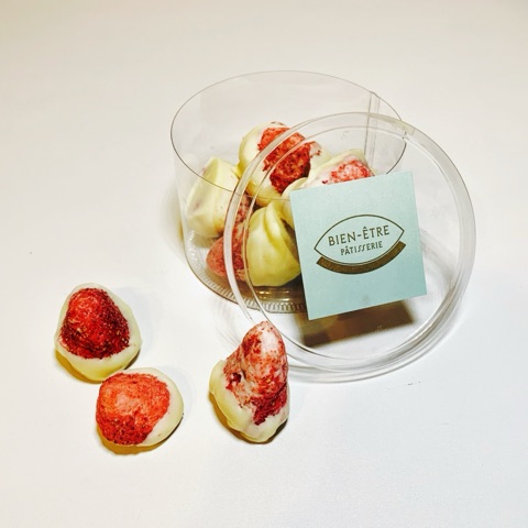 ムーンテッド（MoonTed）の日記より、ビアンエートル（BIEN-ÊTRE）のホワイトチョコがけの苺。透明な丸いケースと数粒
