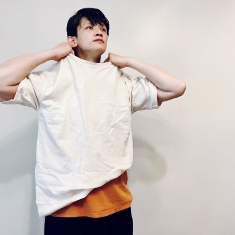 ムーンテッド（MoonTed）の日記より、白いTシャツの襟元を両手でつまむムーンテッド（MoonTed）のセラピストAKI