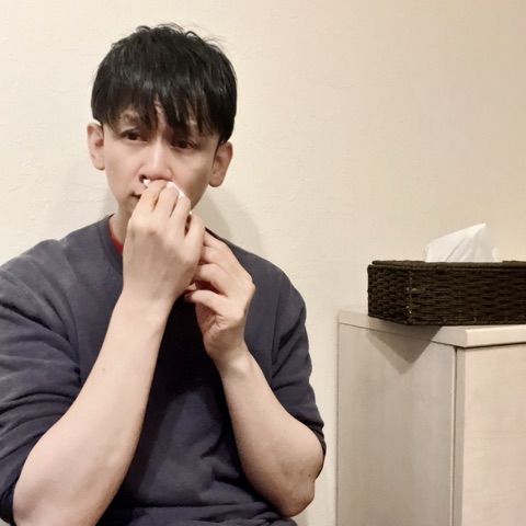 ムーンテッド（MoonTed）の日記より、ティッシュで鼻を押さえるムーンテッド（MoonTed）のセラピストAKI。そばにティッシュの箱