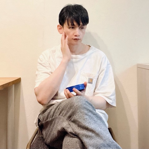 ムーンテッド（MoonTed）の日記より、ニベアの缶を手に、頬に手をあてて座るムーンテッド（MoonTed）のセラピストAKI。白いTシャツ姿