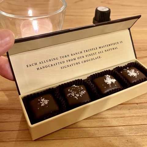 ムーンテッド（MoonTed）の日記より、開いた箱に並ぶ4粒のトリュフチョコレート。蓋の裏に「TORN RANCH」の文字