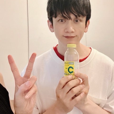 ムーンテッド（MoonTed）の日記より、ビタミンC2000のドリンクを手にするムーンテッド（MoonTed）のセラピストAKI。横からピースサイン