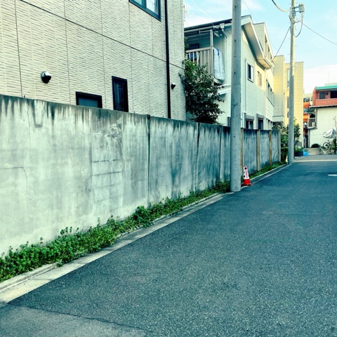ムーンテッド（MoonTed）の日記より、代々木八幡の住宅街の路地。長いコンクリート塀と電柱が続く