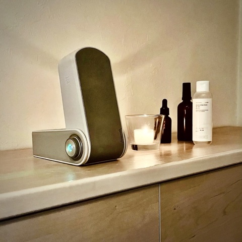 ムーンテッド（MoonTed）の日記より、チェストの上に置いたクリプシュのBluetoothスピーカー。キャンドルと遮光瓶が並ぶ