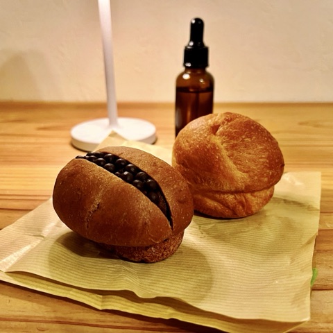 ムーンテッド（MoonTed）の日記より、365日のクロッカンショコラ。切れ目に豆チョコが並ぶ茶色いパンと、丸いパン
