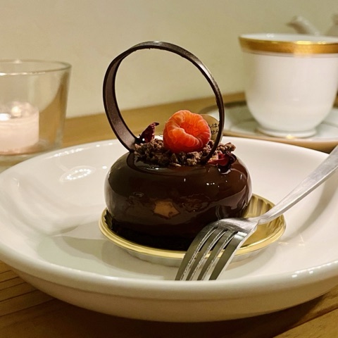 ムーンテッド（MoonTed）の日記より、チョコレートのドームケーキ。上に木苺と輪の形のチョコ飾り、そばにフォークとティーカップ