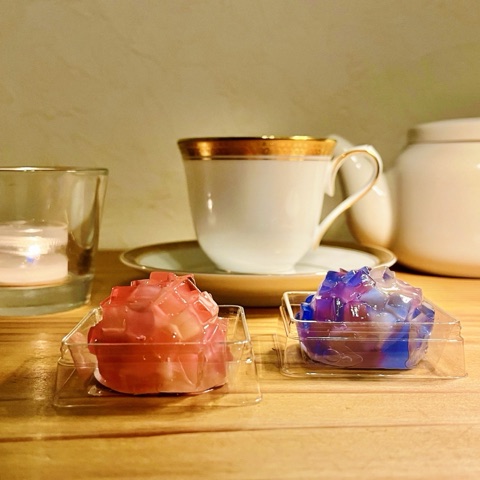 ムーンテッド（MoonTed）の日記より、鈴懸の6月限定の和菓子「紫陽花」。ピンクと青紫の錦玉が2つ、奥にティーカップとキャンドル