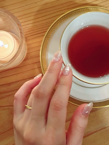 ムーンテッド（MoonTed）の日記より、結婚式当日のお客様の手元。淡い桜色のネイルと、金縁のティーカップに入った紅茶、そばにキャンドル