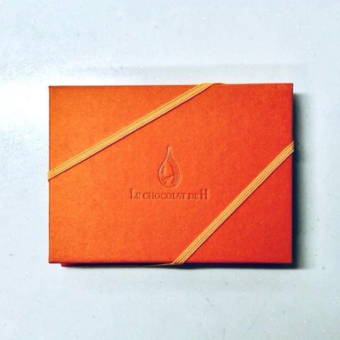 ムーンテッド（MoonTed）の日記より、ル ショコラ ドゥ アッシュ（LE CHOCOLAT DE H）のオレンジ色の箱