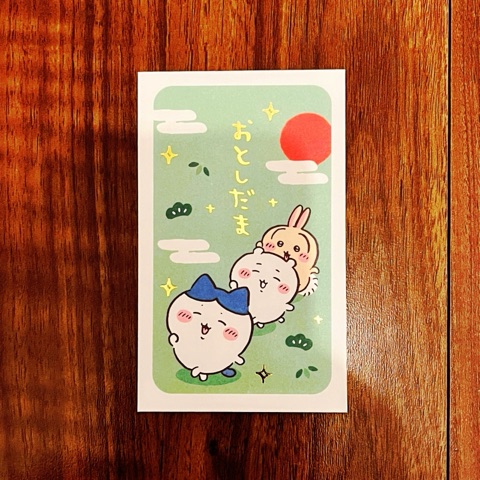 ムーンテッド（MoonTed）の日記より、ちいかわ、ハチワレ、うさぎが描かれた「おとしだま」のぽち袋。初日の出と松のイラスト
