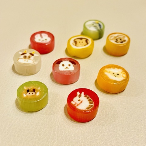 ムーンテッド（MoonTed）の日記より、蕪村庵の干支飴。うさぎ、牛、犬、馬、猪など、動物の顔が描かれた色とりどりの丸い飴