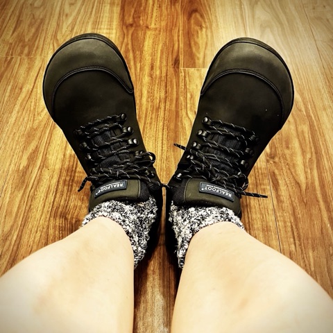 ムーンテッド（MoonTed）の日記より、Realfootのベアフットシューズ「Trekker Low Vegan Black」を履いた足元。つま先の広い黒い靴と白黒のニットソックス