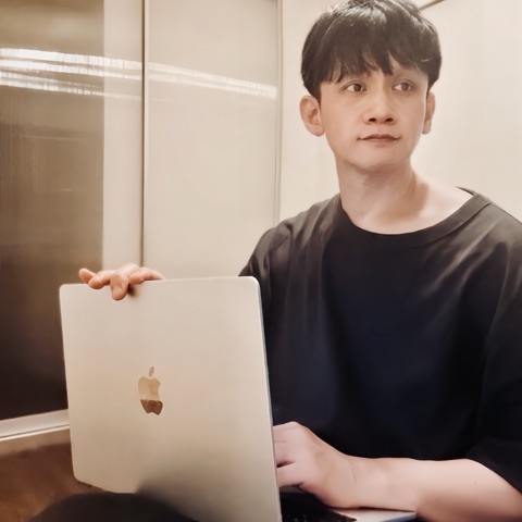 ムーンテッド（MoonTed）の日記より、MacBookを抱えてこちらを見るムーンテッド（MoonTed）のセラピストAKI