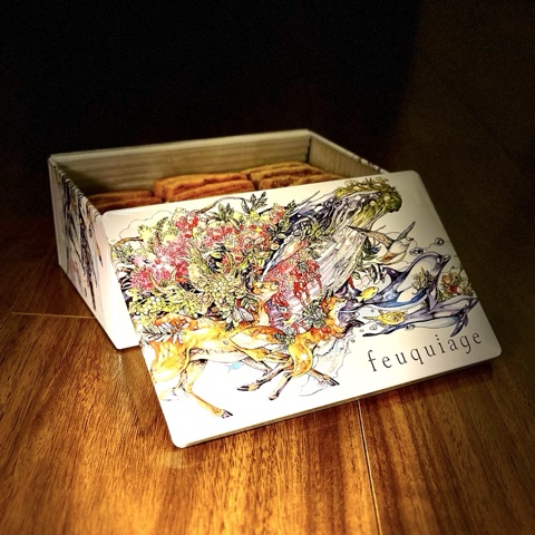 ムーンテッド（MoonTed）の日記より、フキアージュの新作クッキー缶「サブレ・メルヴェイユ」。開けた缶に焼き菓子が並び、蓋にはマツダケンさんの水彩画