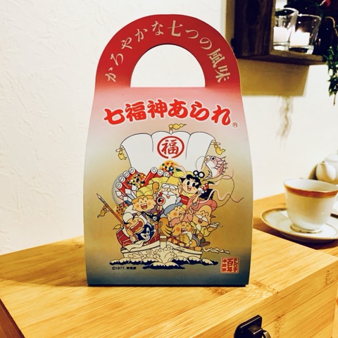 ムーンテッド（MoonTed）の日記より、七福神が宝船に乗ったイラストの「七福神あられ」の箱