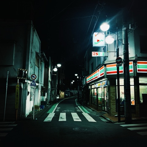 ムーンテッド（MoonTed）の日記より、深夜の代々木八幡駅前。セブン-イレブンの明かりと、人影のない横断歩道