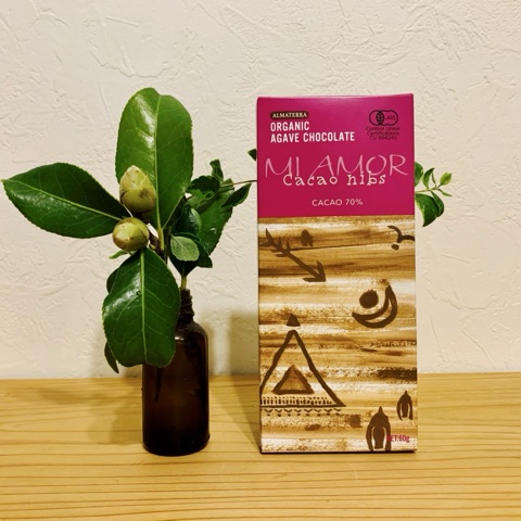 ムーンテッド（MoonTed）の日記より、アルマテラの有機アガベチョコレート「MI AMOR cacao nibs」。横に遮光瓶に挿した枝葉