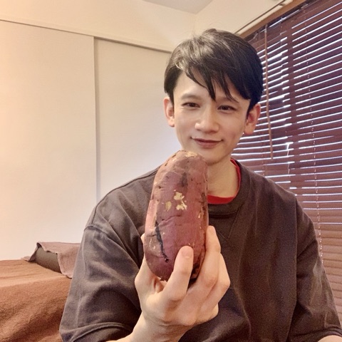 ムーンテッド（MoonTed）の日記より、大きな焼き芋を手に微笑むムーンテッド（MoonTed）のセラピストAKI。こげ茶のスウェット姿